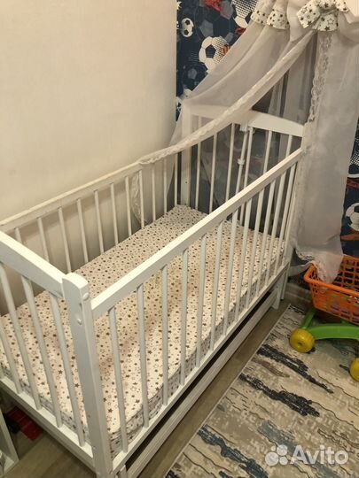 Детская кроватка с маятником белая