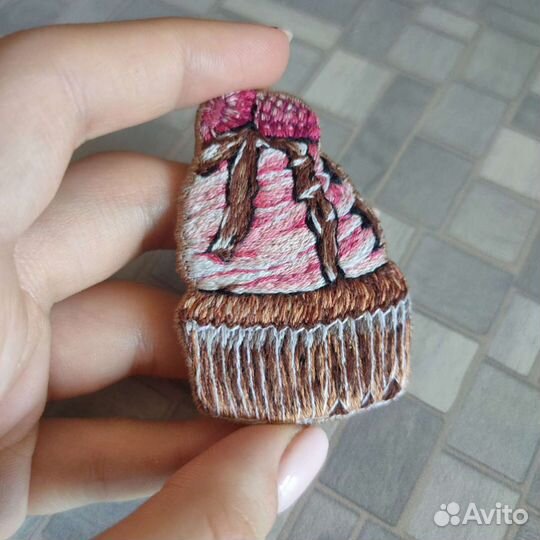 Брошь, значок кекс с малиной