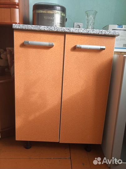 Стол кухонный