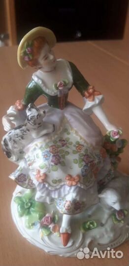 Фарфоровая статуэтка