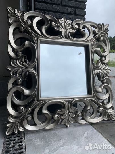 Настенное интерьерное зеркало в серебристой раме