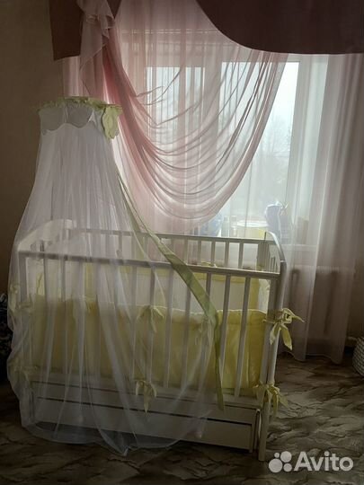 Детская кроватка с поперечным маятником