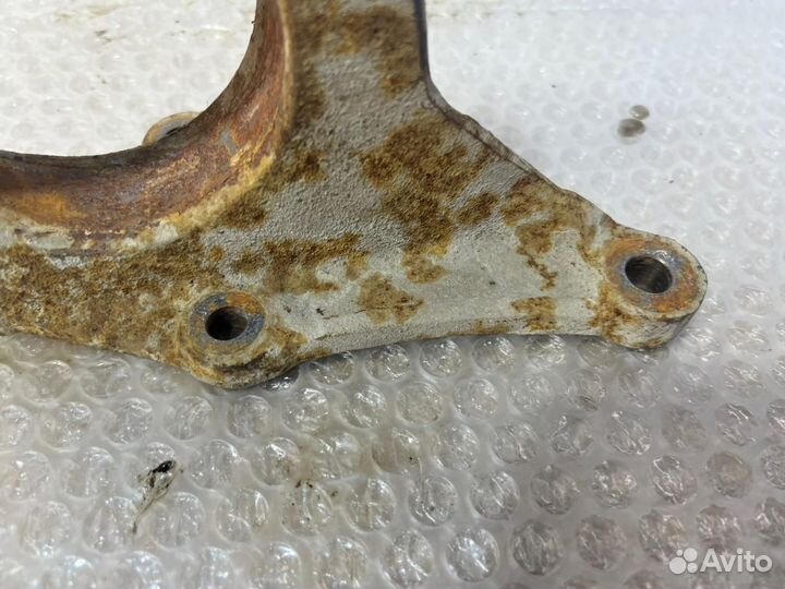 Кронштейн привода правый Ford Focus 3