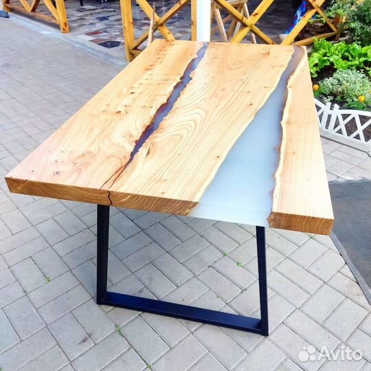Стол с эпоксидной смолой