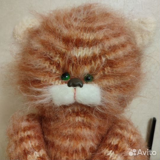 Большой вязаный кот