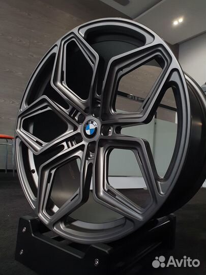 Кованые диски R22 на BMW X7 в наличии