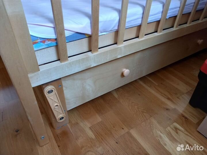 Детская кроватка с продольным маятником