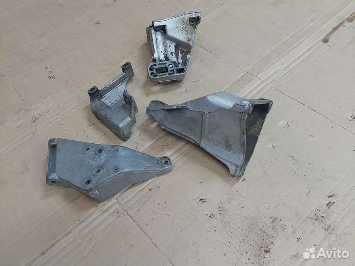 Кронштейн двигателя Audi 80 B4 B3 1988-1995