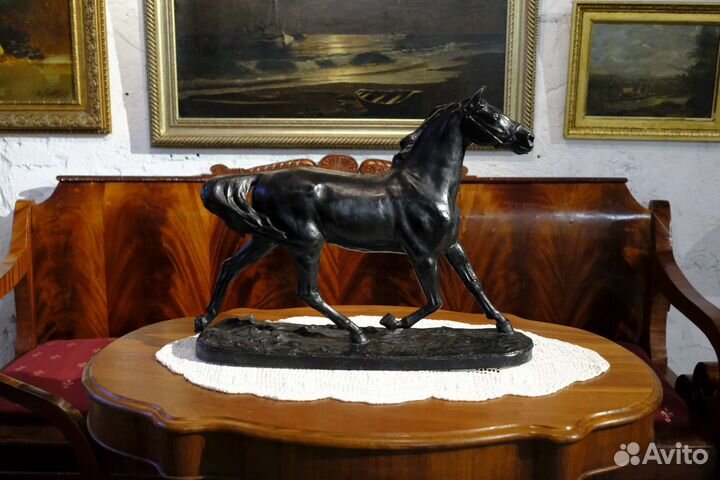 Скульптура Конь Бегущий