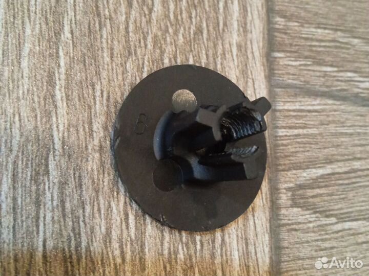 Крепление ковролина переднего пасажира Audi 100 C3