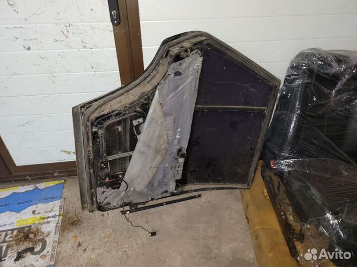 Задняя дверь на Мерседес универсал 124