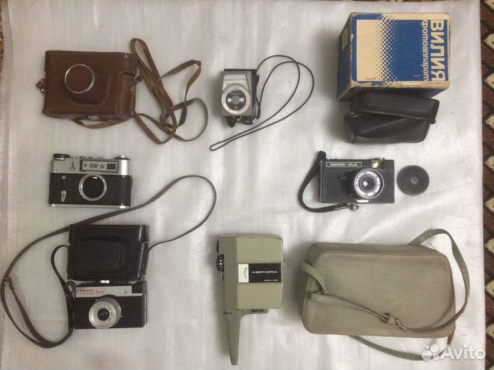 Старые фотоаппараты и кинокамера Аврора