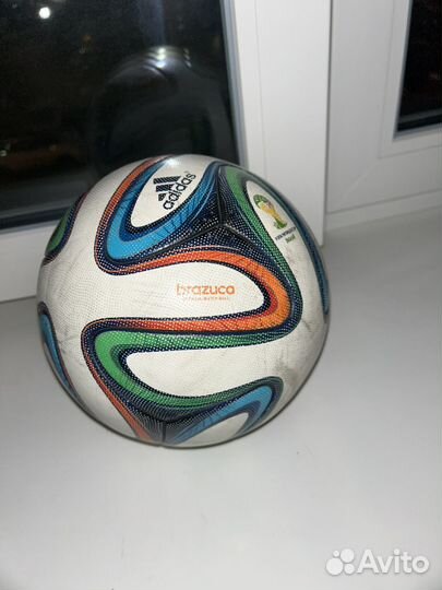 Футбольный мяч adidas brazuca