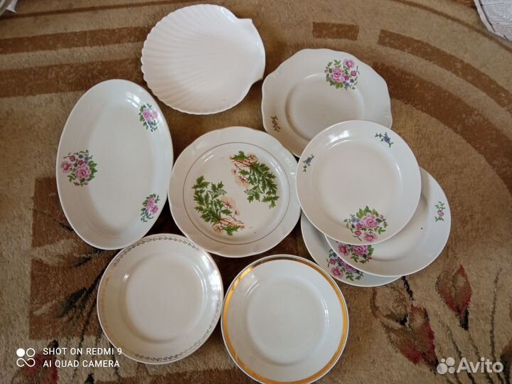 Большие тарелки, графины, алюминиевая сковорода