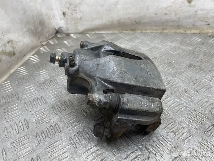 Суппорт тормозной передний правый Toyota Camry V30