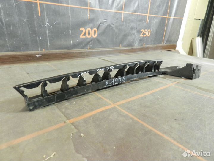 Направляющая бампера заднего -Skoda Octavia A7