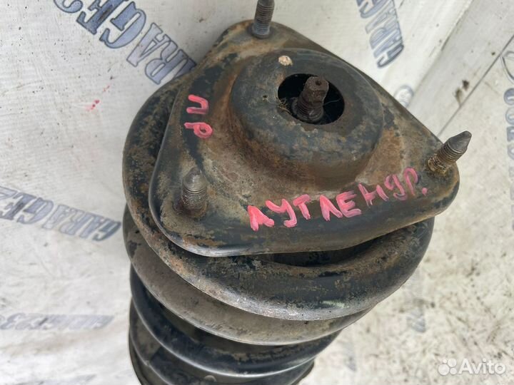 Стойка амортизатора правая Mitsubishi Outlander 1