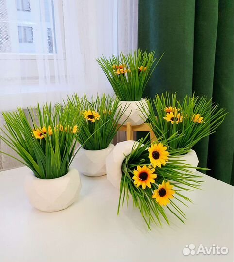 Кашпо из гипса с искусственной травкой