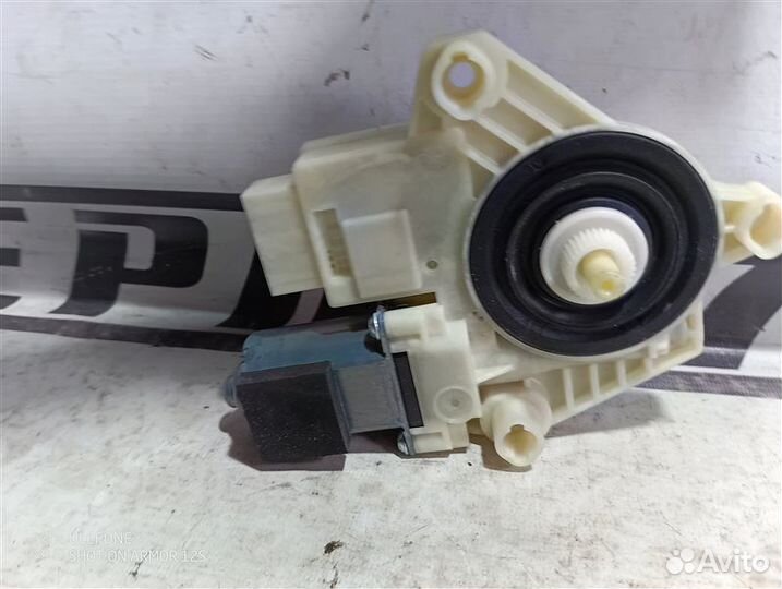 Моторчик стеклоподъемника задний правый Volkswagen