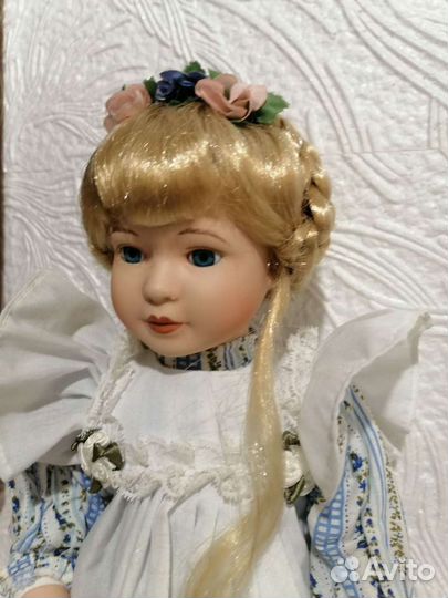 Коллекционная фарфоровая кукла