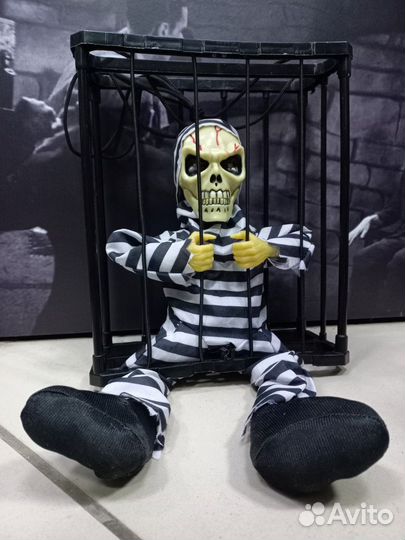 Заключённый в клетке Раздвигает решётки руками