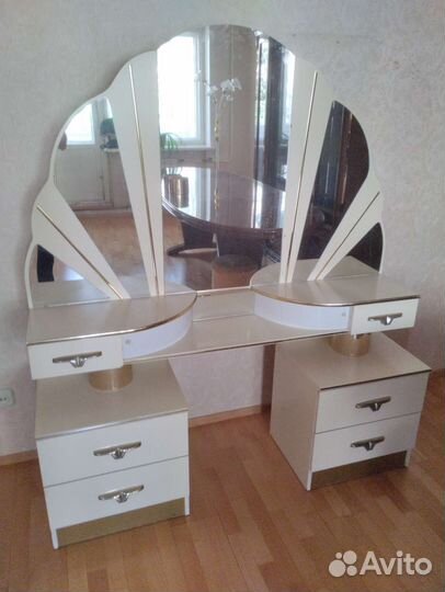 Туалетный столик с зеркалом и подсветкой