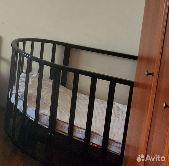 Детская кроватка с маятником круглая