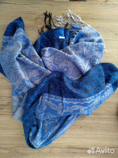 В добрые руки,за ваше вознаграждение.Палантин,шарф