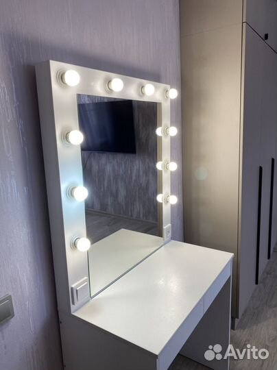 Туалетный столик с зеркалом и подсветкой