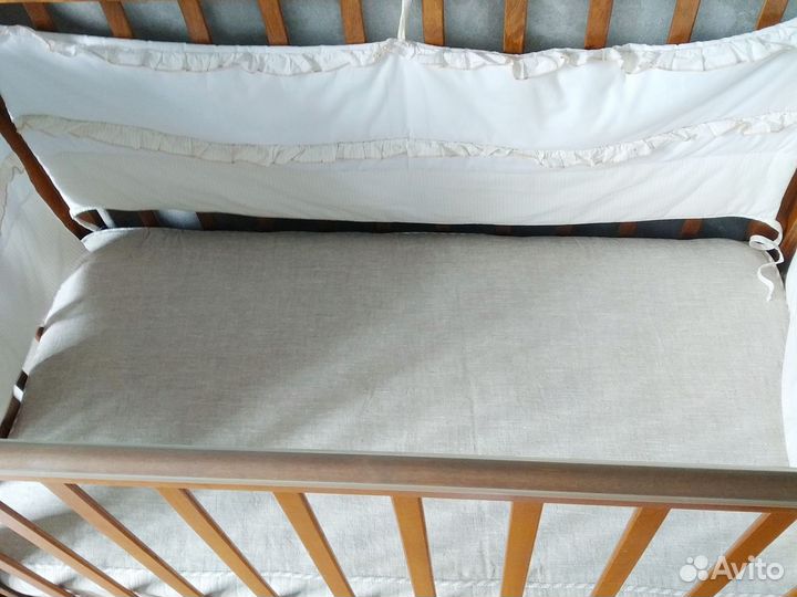 Детская кроватка с маятником и много вещей