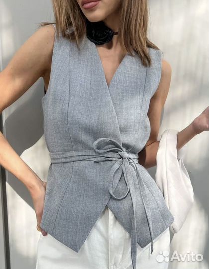 Жилетка серая трендовая