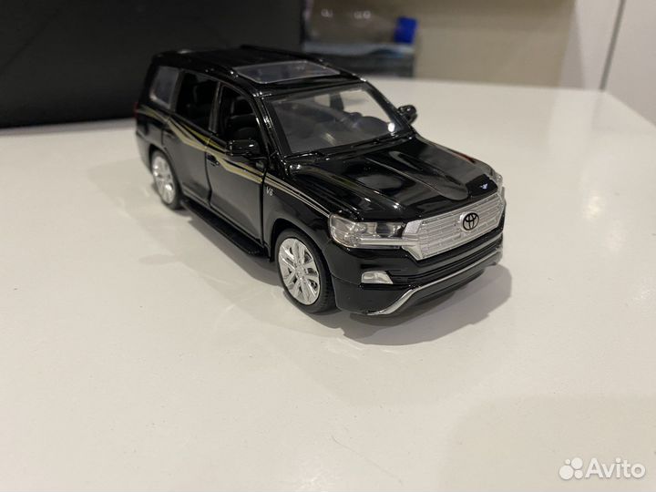 Автомобиль land cruiser 200 1:32