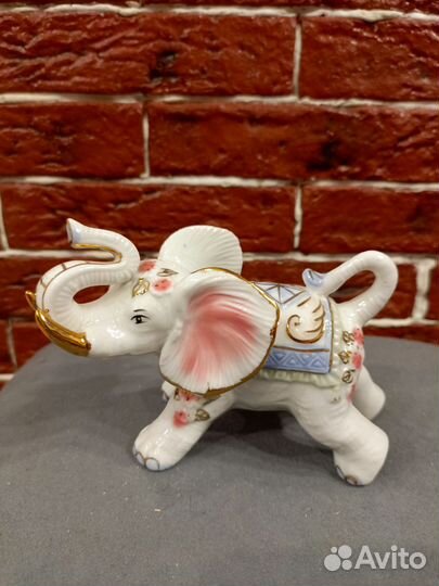 Фарфоровые статуэтки(Слон)