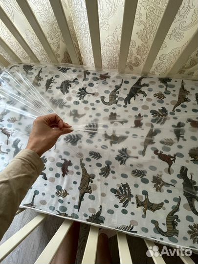 Детская кроватка с маятником и ящиком