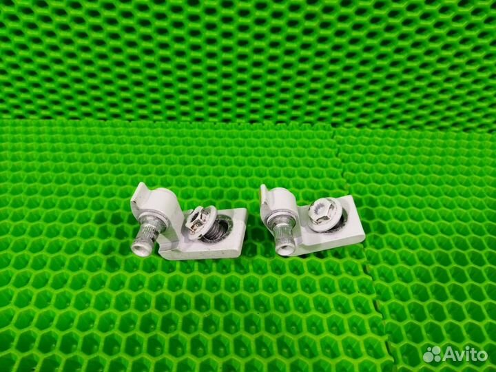 Петля двери задняя правая Volkswagen Touareg FL