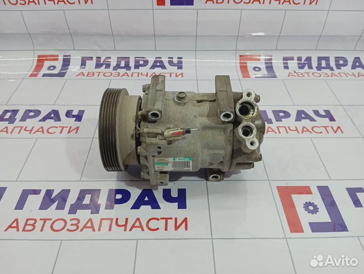 Компрессор кондиционера Renault Duster 926000097R