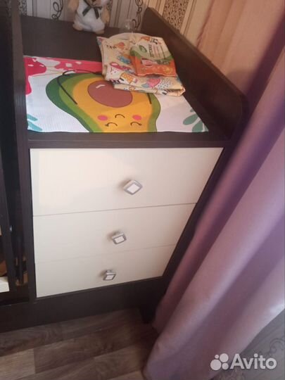Детская кроватка с маятником и ящиком