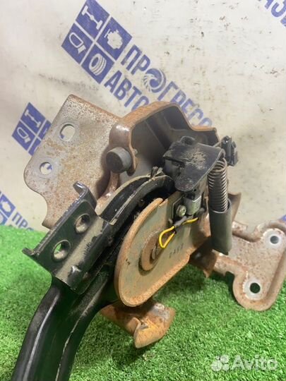 Педаль стояночного тормоза Kia Optima седан 2.0