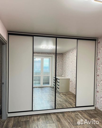 Шкаф-купе с зеркалом