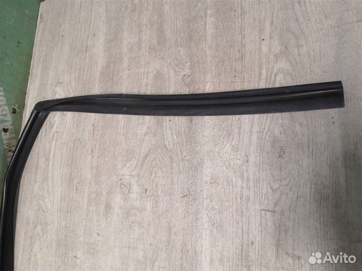 Уплотнитель стекла двери Хендай i30 12-17