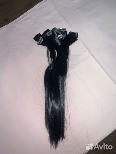 Волосы на трессах черные