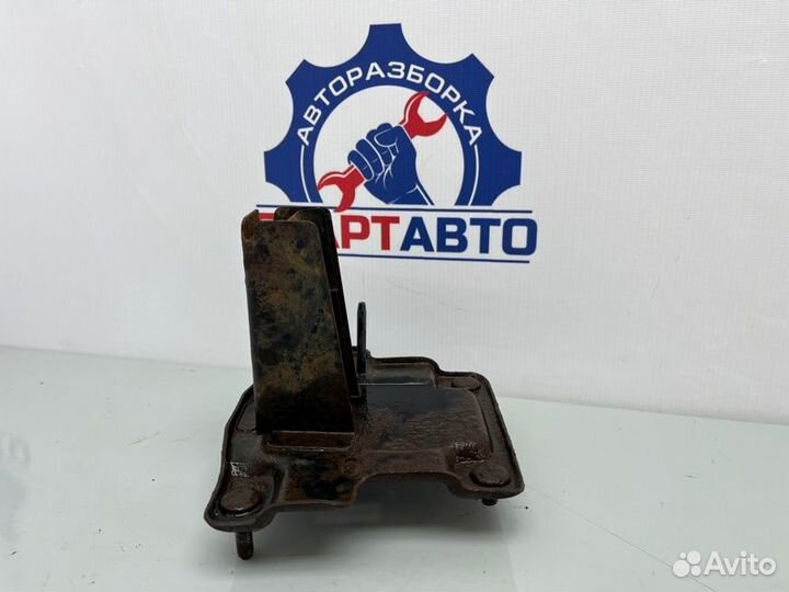 Кронштейн усилителя бампера передний правый Kia