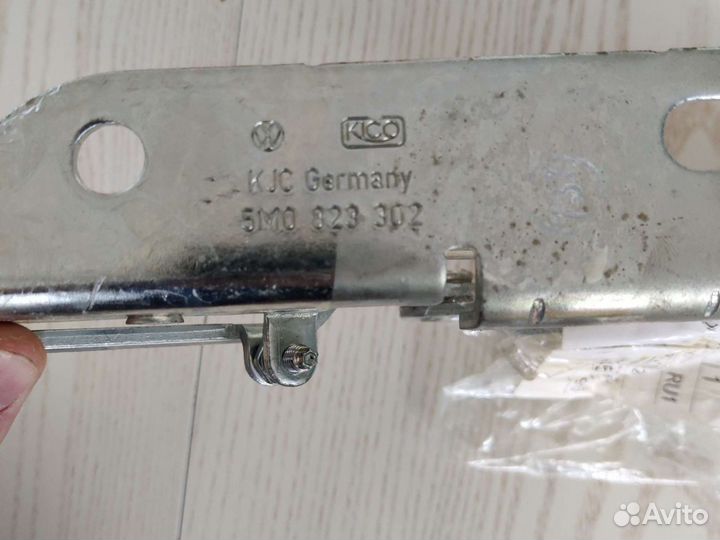 5M0-823-302 Петля крышки капота