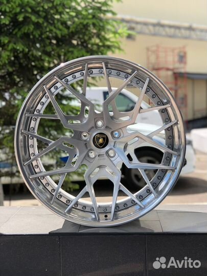 Кованые диски GT Forged R23 на Lamborghini Urus