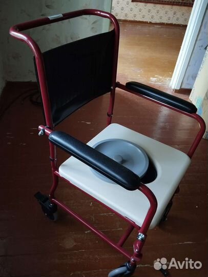 Инвалидное кресло, памперсы для взрослых