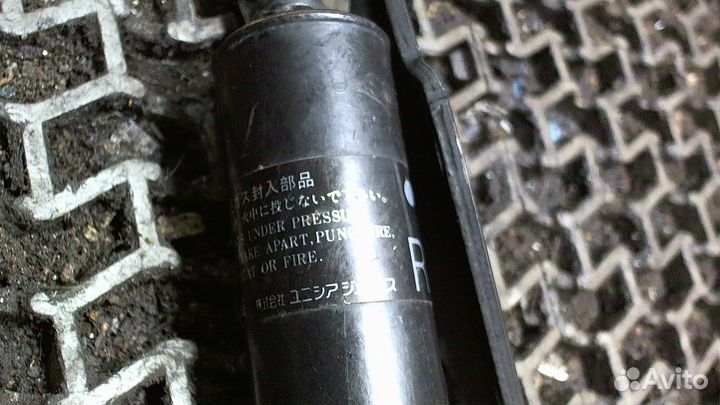 Амортизатор крышки багажника Nissan Elgrand, 1998