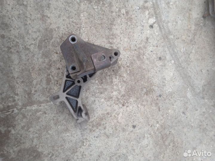 Кронштейн генератора Лада 2111