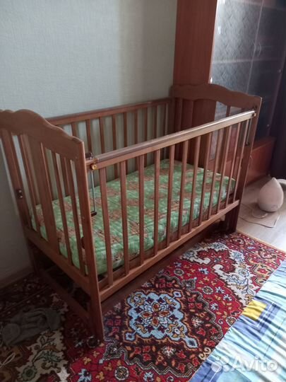 Детская кроватка с маятником