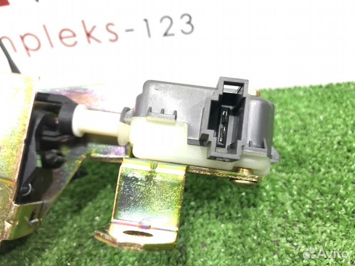 Замок багажника Volkswagen Touareg 7L 2004