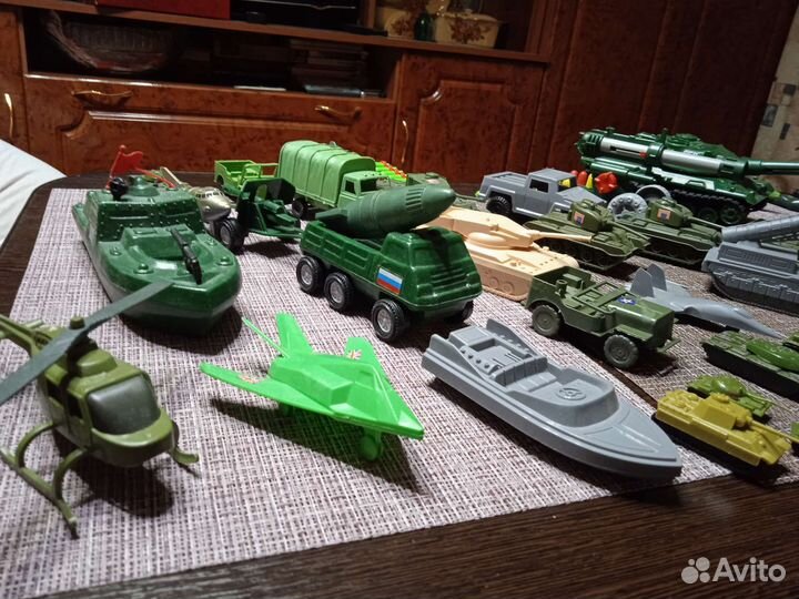 Пластмассовые катера, танки, самолёты пакетом